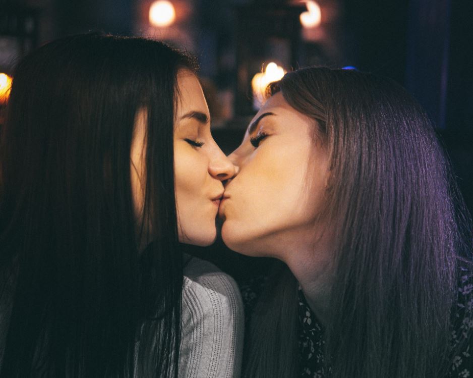lesbiennes qui s'embrassent